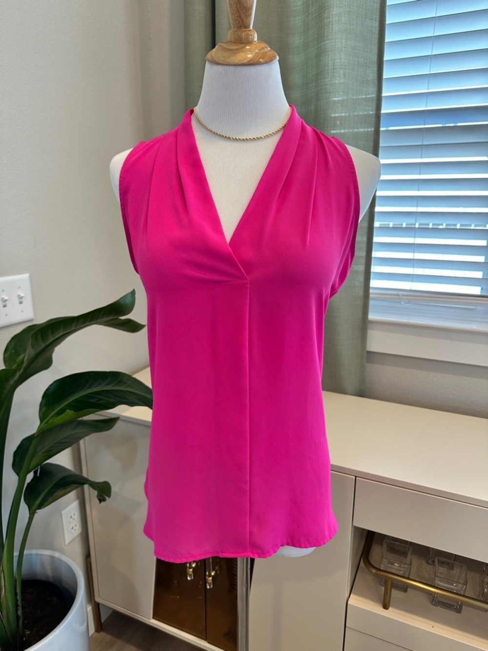 Vince Camuto Pink Fuchsia Sleeveless V-Neck Blouse
